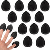 Une main tient une mèche de fond de teint noire pour un maquillage précis.