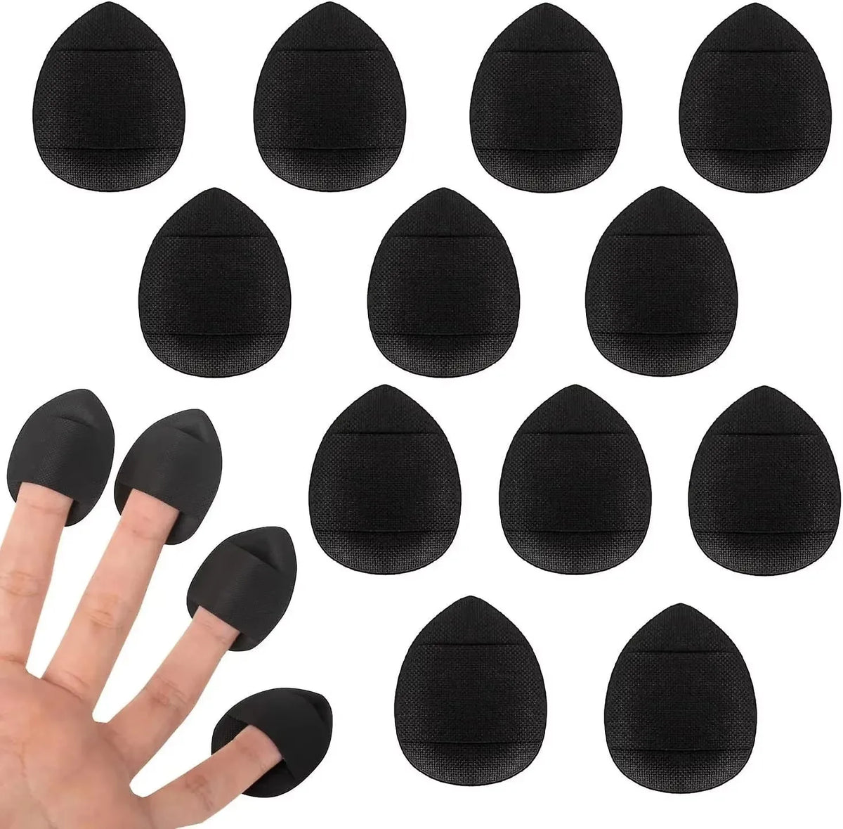 Une main tient une mèche de fond de teint noire pour un maquillage précis.