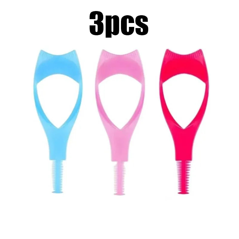 Un set de trois applicateurs de mascara en plastique bleu, rose et rouge.