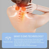 امرأة تطبق جهاز تقنية EMS على منطقة الرقبة وأعلى الظهر لتحفيز العضلات.