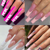 Nahaufnahme langer Klebestick-Nägel in verschiedenen Rosa- und Violetttönen mit Glitzerakzenten und Diamantschmuck.
