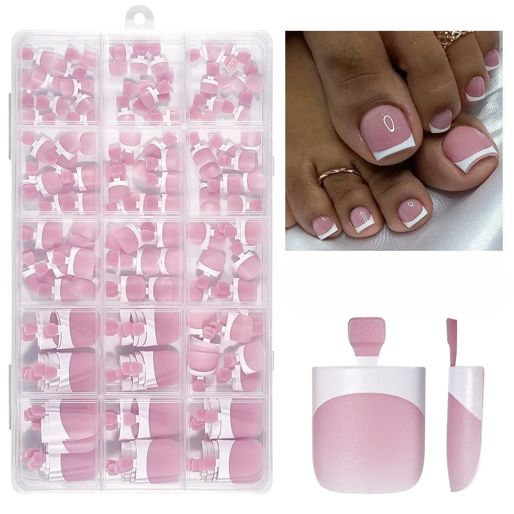 Una caja de plástico transparente con 150 uñas postizas de acrílico en varios tonos rosa y nude.