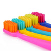 Un set de brosses à dents orthodontiques à poils fins dans diverses couleurs, y compris orange, bleu, jaune et rose.