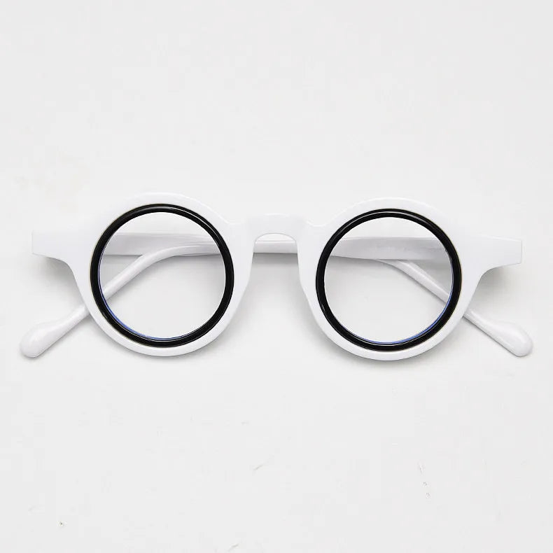 Paire de lunettes de lecture à monture blanche transparente avec des montures noires et des branches blanches.
