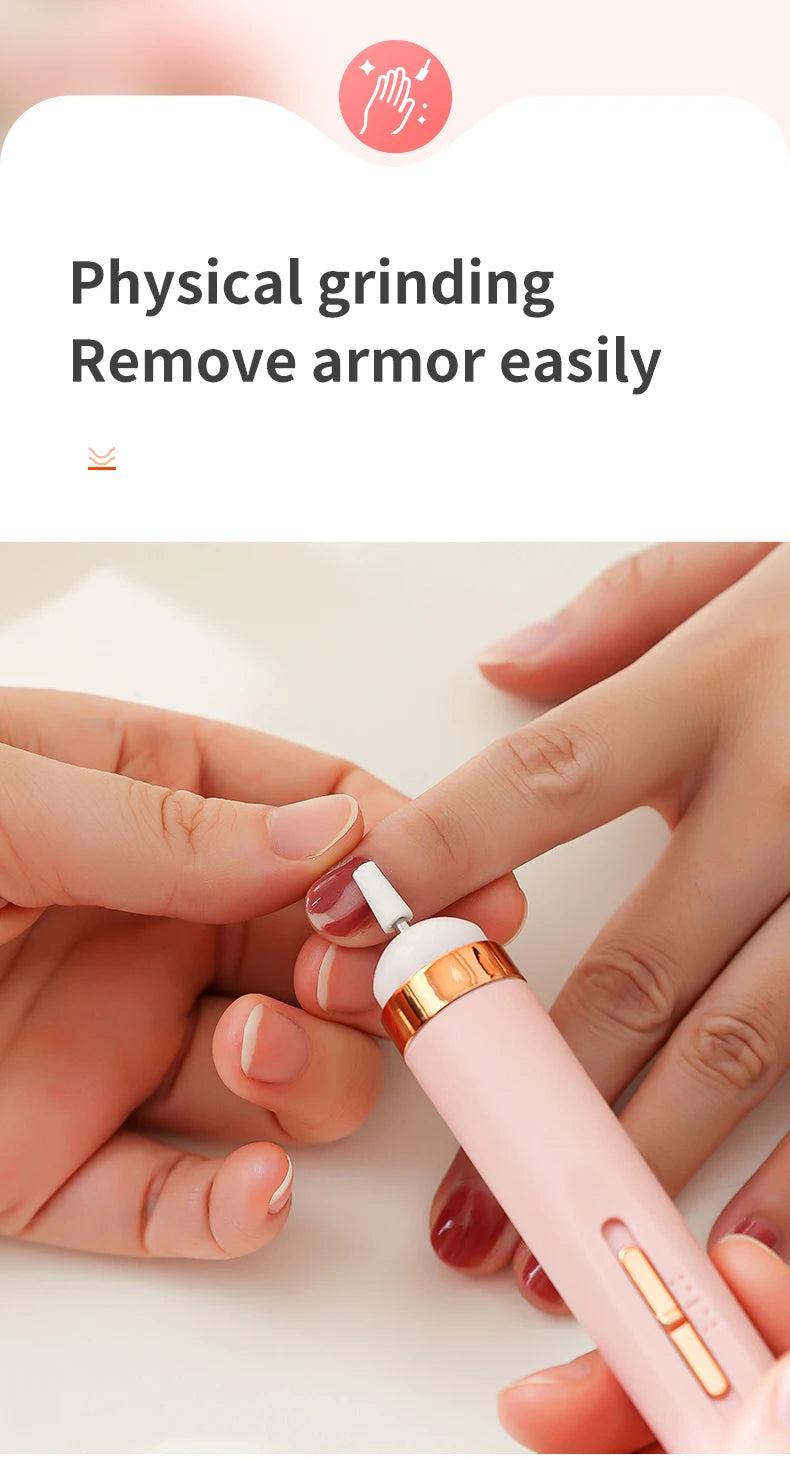Mains utilisant un outil électrique rose pour gratter une armure d'un pied.