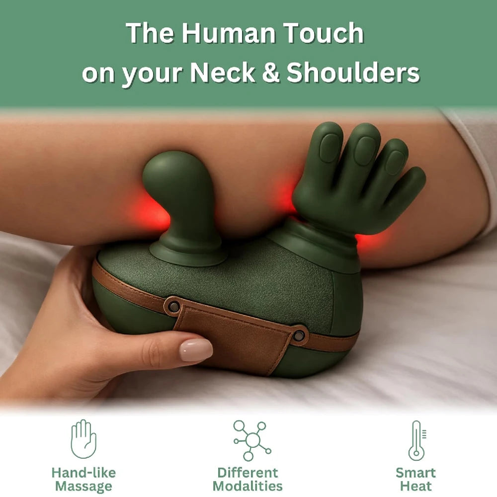 Eine Hand hält ein grünes Massagedevice für Nacken- und Schultermassage sowie Wärmetherapie.