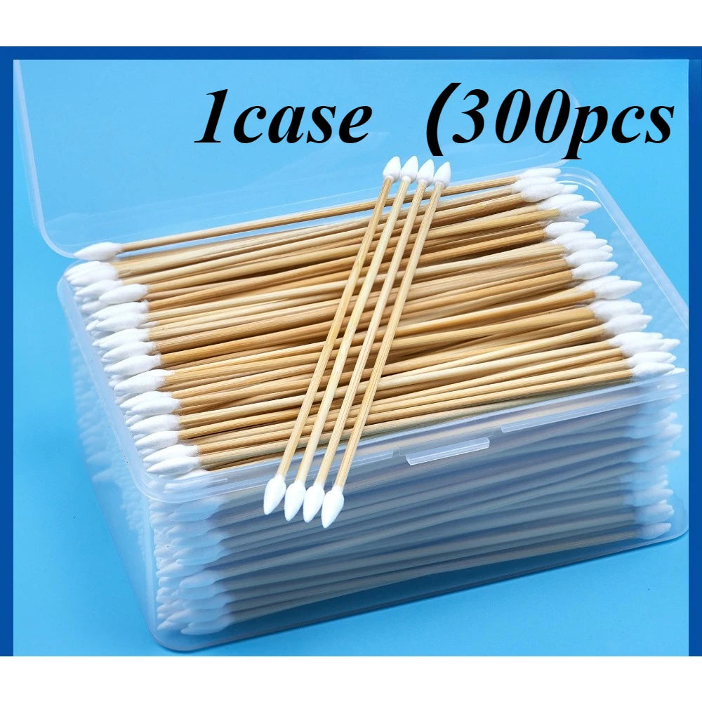 Un étui en plastique transparent contenant 300 cotons-tiges réutilisables à manche en bois.