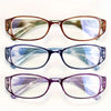 Un ensemble de trois élégantes lunettes de lecture rectangulaires dans des tons marron, bleu et violet.