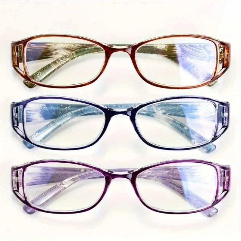 Un ensemble de trois élégantes lunettes de lecture rectangulaires dans des tons marron, bleu et violet.