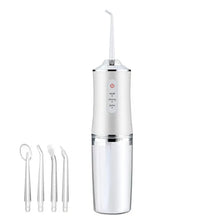 Irrigateur buccal portable argenté avec embout manuel.