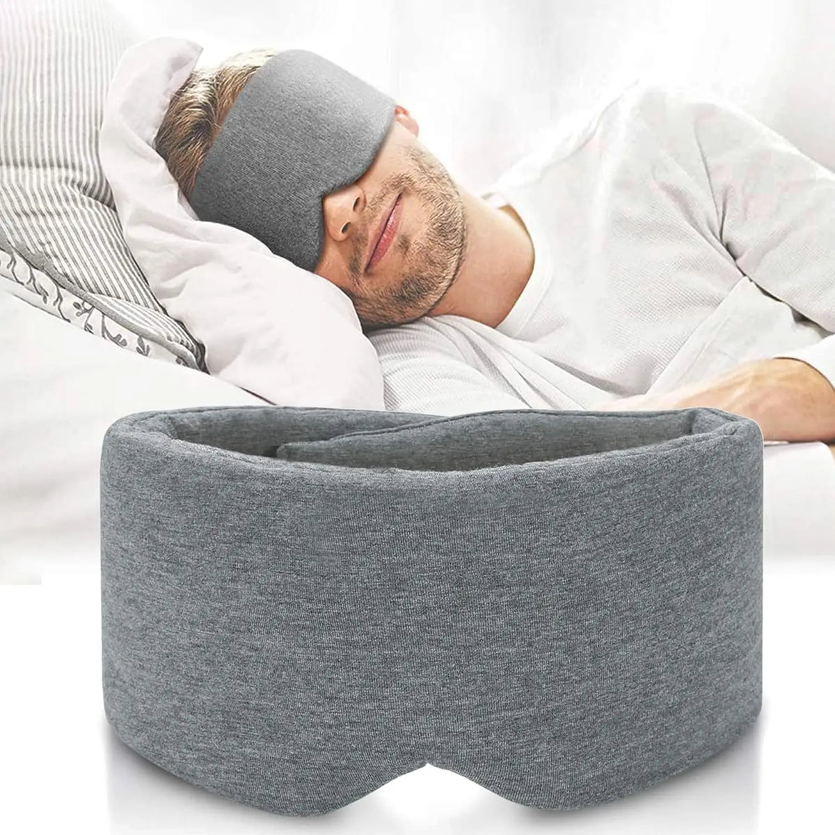Un masque de sommeil en coton gris et confortable porté par un homme se relaxant dans son lit.