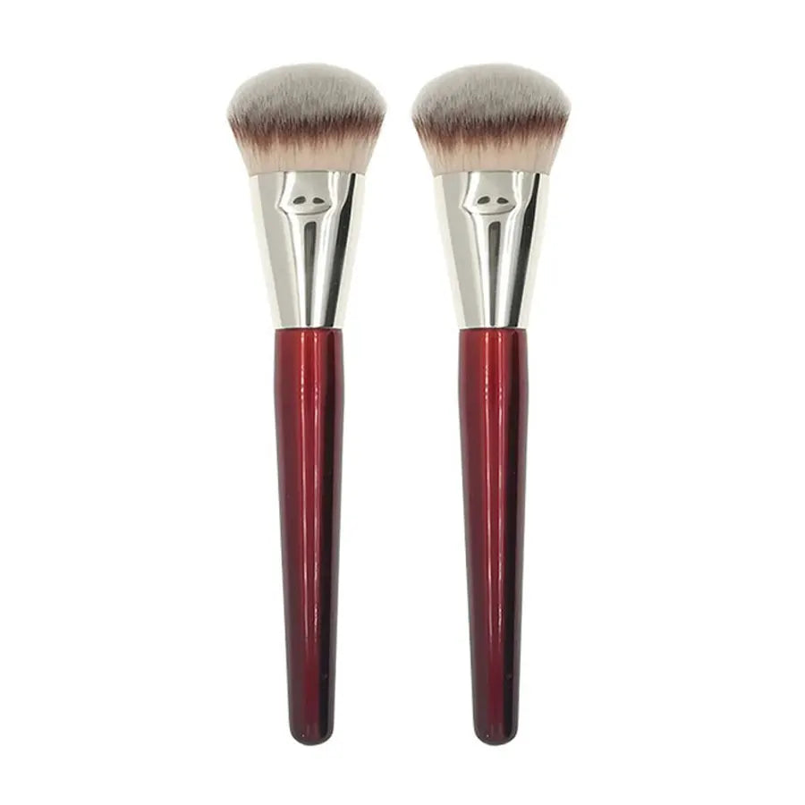 Unie de maquillage à liquide inclinée avec ferrules argentées et poils bruns.