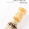 Primer plano de un cepillo para barba de madera con cerdas naturales en uso.