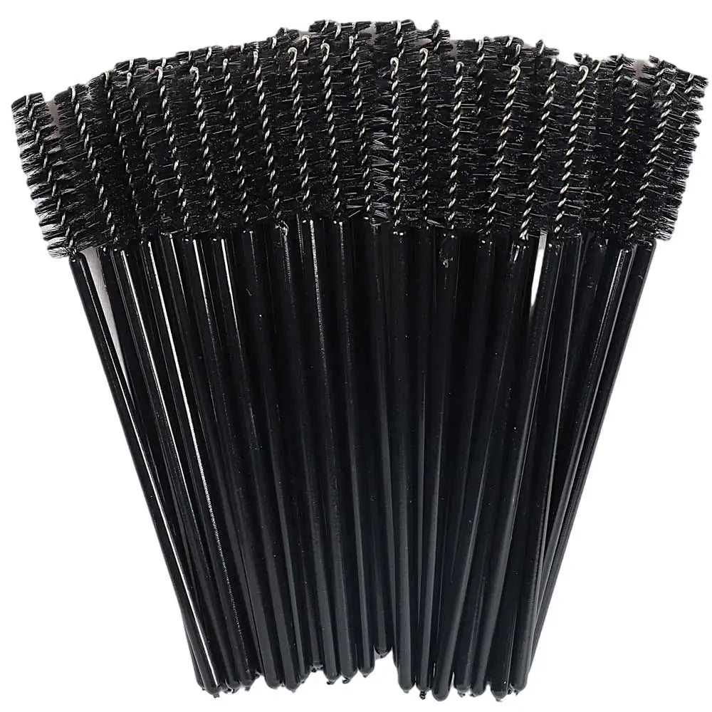 Un ensemble de pinceaux à cils jetables noirs avec des poils fins et denses.