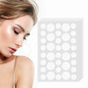 Une femme applique des patchs hydrocolloïdes pour traiter les boutons sur sa peau.