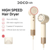 Beige Hochgeschwindigkeits-Haartrockner von DOCO lab mit runder Düse und separatem Diffusor-Zubehör.