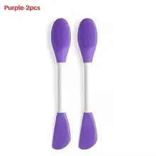 Dos cepillos de silicona morados para limpiar y mascarillas faciales, mostrados uno al lado del otro