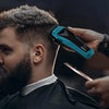 Ein Mann wird mit einer wiederaufladbaren Haarschere und Trimmer professionell gestylt.