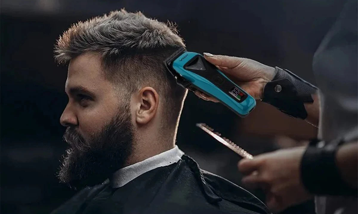 Ein Mann wird mit einer wiederaufladbaren Haarschere und Trimmer professionell gestylt.