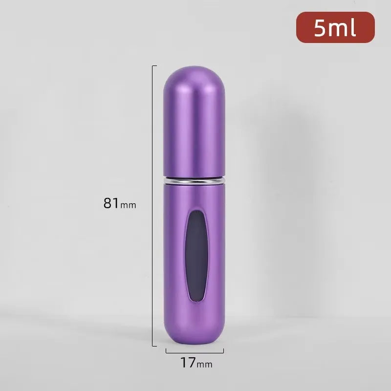 Flacon de parfum violet rechargeable avec cap argenté et pompe, sur fond gris clair.