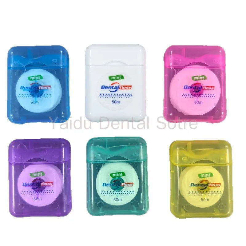 Un juego de cinco recipientes plásticos que contienen hilo dental de colores azul, blanco, rosa y amarillo.