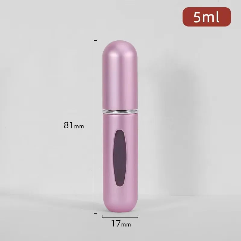 Flacon de parfum rechargeable de 5ml avec un bouchon rose et un corps translucide, debout.