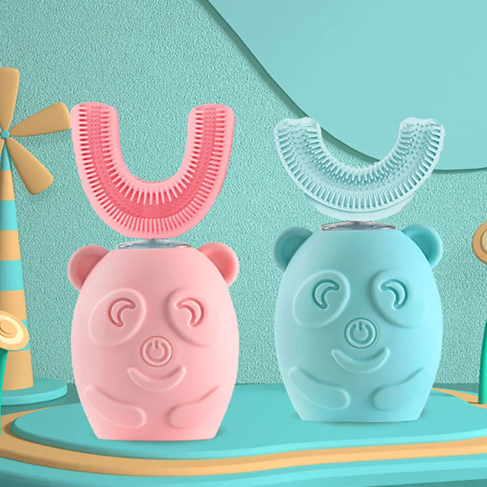 Rosa und blau elektrische Zahnbürste für Kinder auf blauem Untergrund neben einem Ventilator