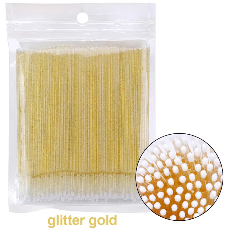 Paquet d'épingles à maquillage et de pinceaux pour nettoyer les cils, dans un emballage plastique transparent.