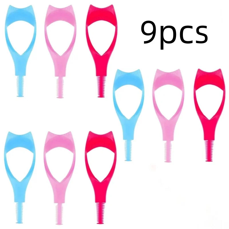 Un ensemble de neuf applicateurs de masque pour yeux roses et bleus pour maquillage des yeux.