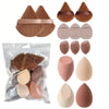 Un set de tampons de maquillage et d'éponges à poudre de différentes nuances de nude et de rose.