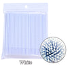 Un sac en plastique transparent contenant un pack de pinceaux pour nettoyer les cils et les extensions blancs.