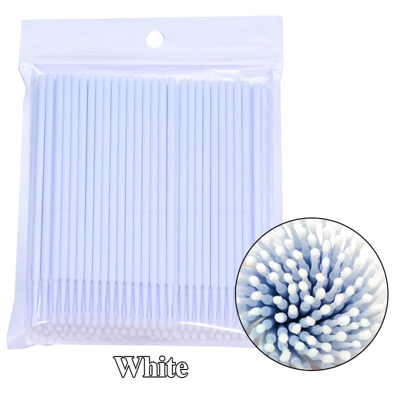 Un sac en plastique transparent contenant un pack de pinceaux pour nettoyer les cils et les extensions blancs.
