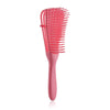 Massage du cuir chevelu rose et peigne anti-emmêlement à dents fines.