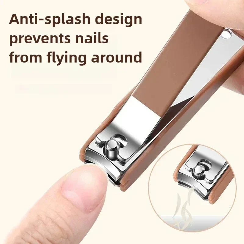 Gros plan d'un jeu de coupe-ongles en acier inoxydable de précision avec un système anti-éclaboussure.