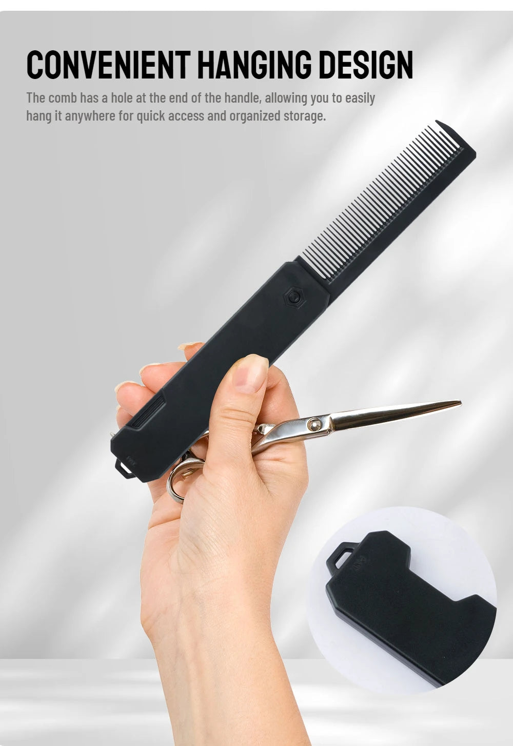 Une main tient un peigne à cheveux noir pliable avec un trou pour accrocher, montrant son design.