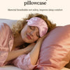 Une femme dort confortablement avec un masque de nuit en soie rose sur les yeux, reposant sur des draps roses.