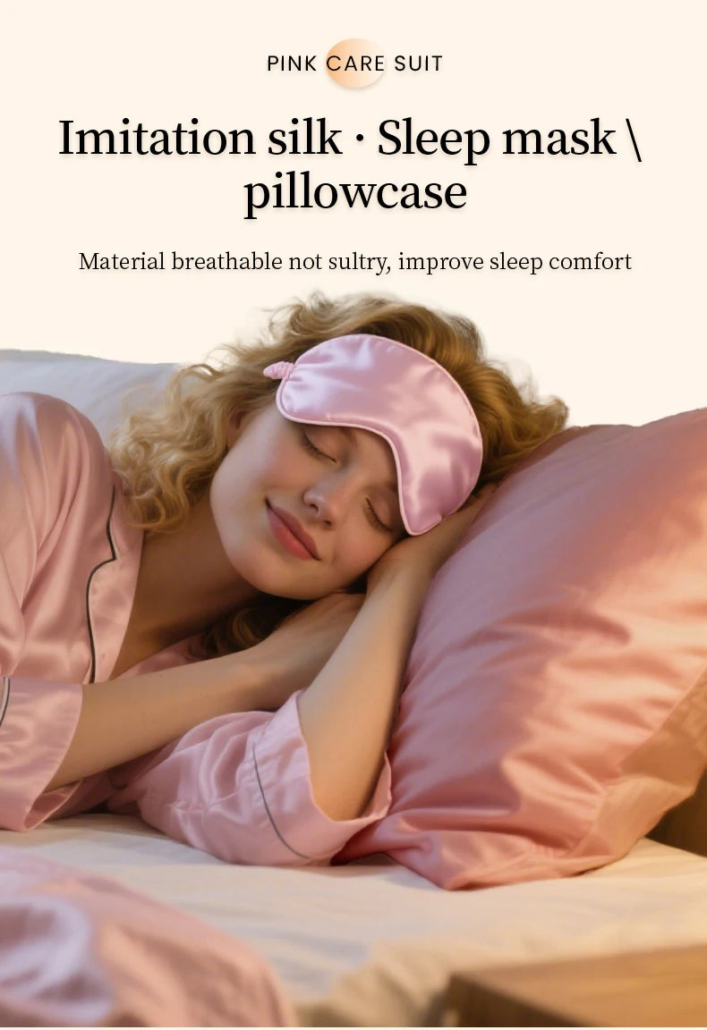 Une femme dort confortablement avec un masque de nuit en soie rose sur les yeux, reposant sur des draps roses.
