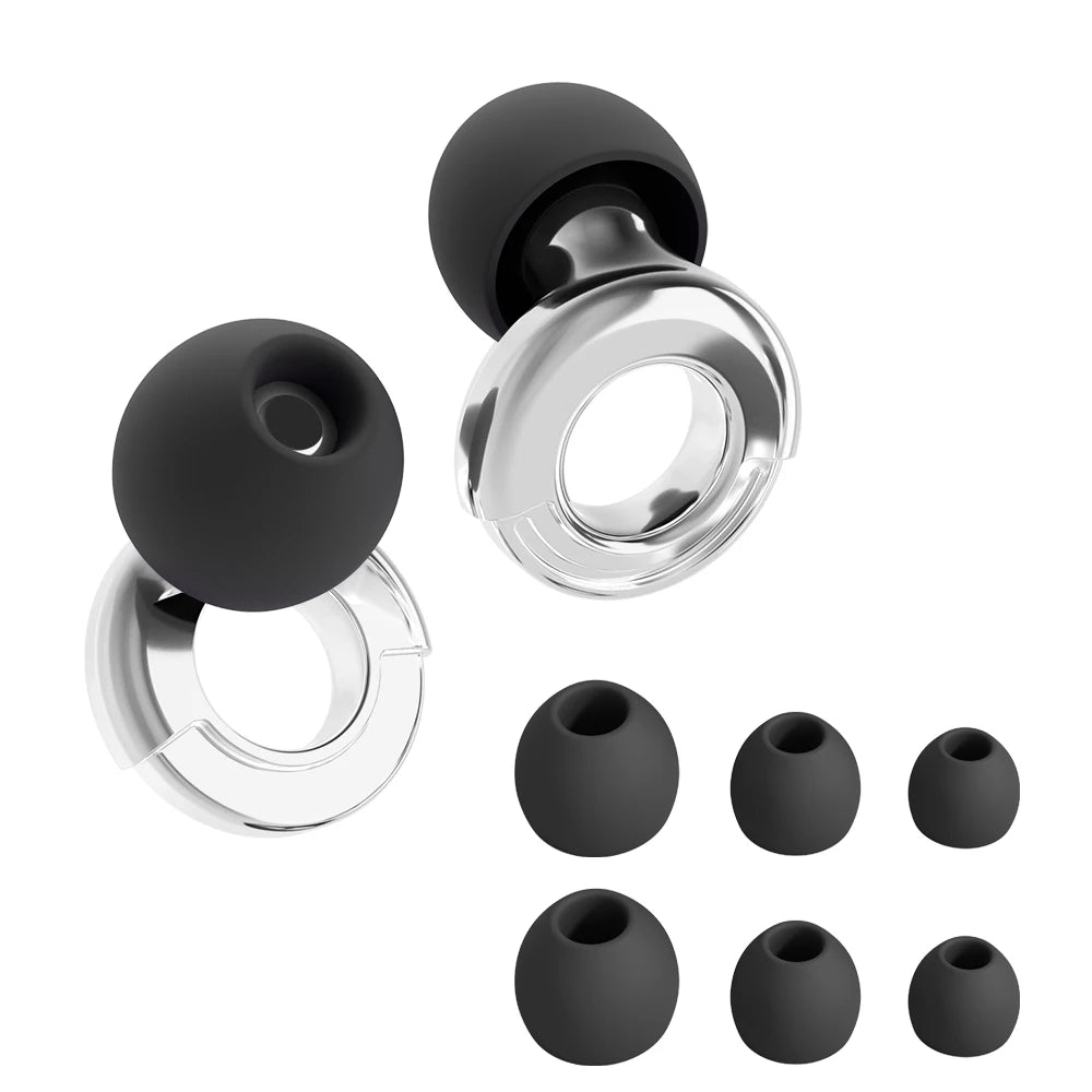 Un set de bouchons d'oreille en silicone noir et argent réduisant le bruit, présentés sous différentes formes.