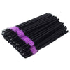 Un ensemble de pinceaux à cils jetables avec des poils noirs et violets.