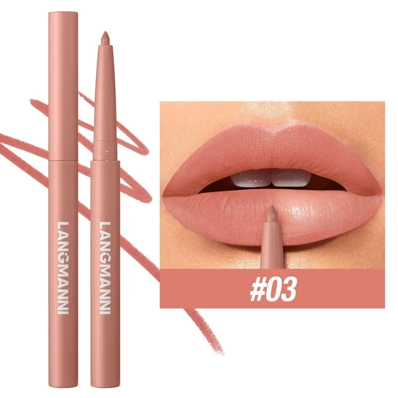 Un tubo de delineador labial Longmanni en tono rosa polvoriento #03 junto a una muestra en los labios de una mujer.