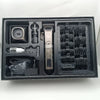 Schwarze Box mit professionellen kabellosen Haarschneidern, Zubehör und Ladegeräten.