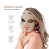 Una mujer lleva una mascarilla de silicona para terapia facial con un diseño ligero y sin cable y 80 LEDs.