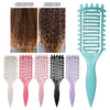Un juego de tres cepillos para peinar el cabello para definir rizos, antes y después de su uso.