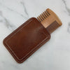 Brauchfaser-Haltcase aus braunem Leder mit Holzbürste für Haare und Bart.