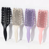 Une rangée de cinq peignes pour cheveux bouclés professionnels noirs, beige, violet et rose.