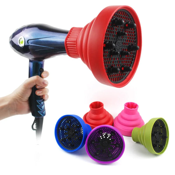 Une main tient un diffuseur de sèche-cheveux en silicone rouge, avec plusieurs diffuseurs en silicone colorés exposés ci-dess