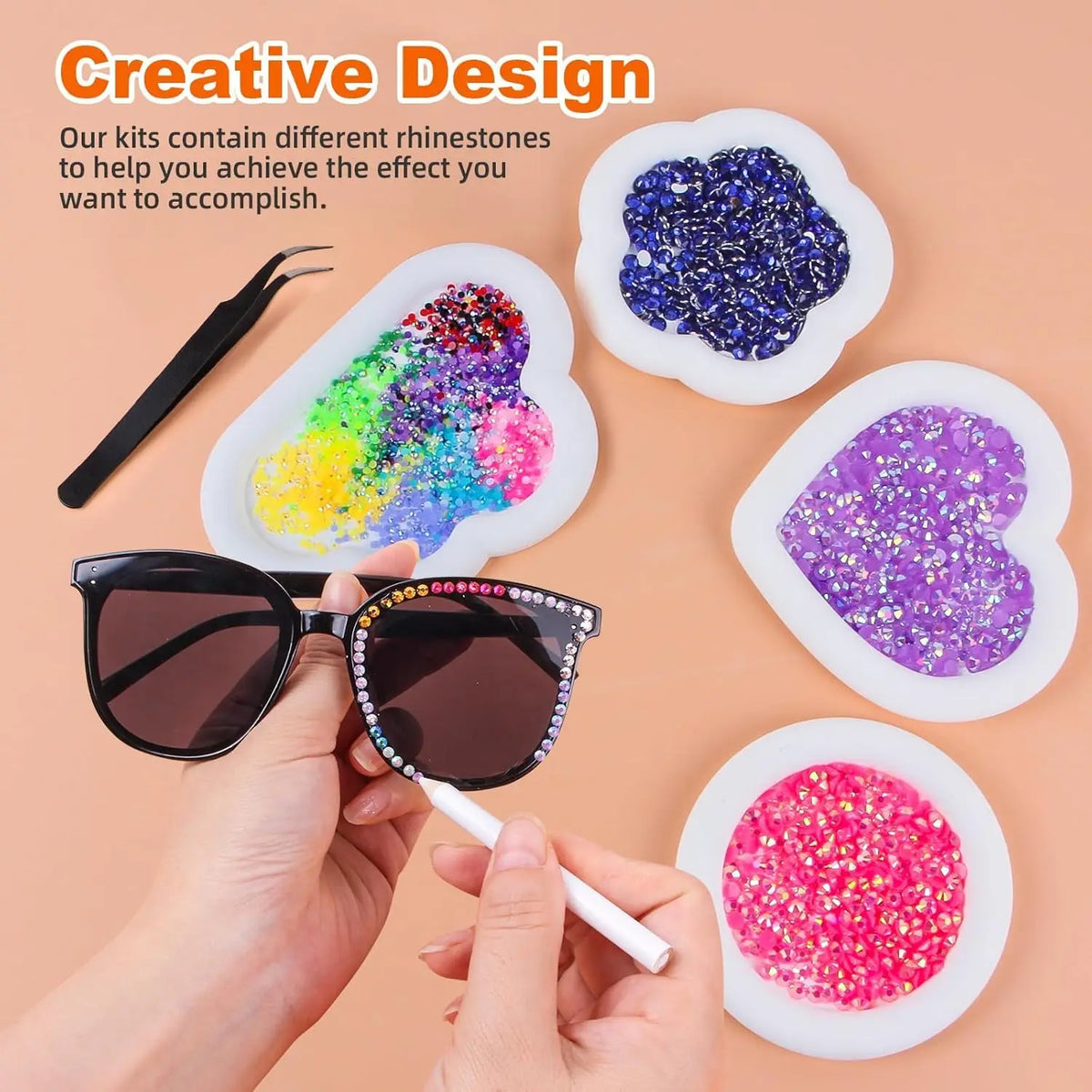 Une main tient une paire de lunettes de soleil avec diverses décorations en strass colorés dans des moules blancs.