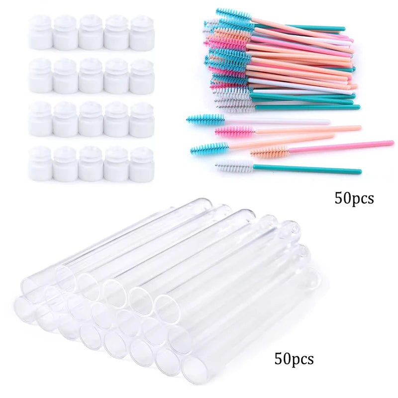 Collection de brosses pour mascara à cils réutilisables de différentes couleurs et un ensemble d'applicateurs en plastique tr