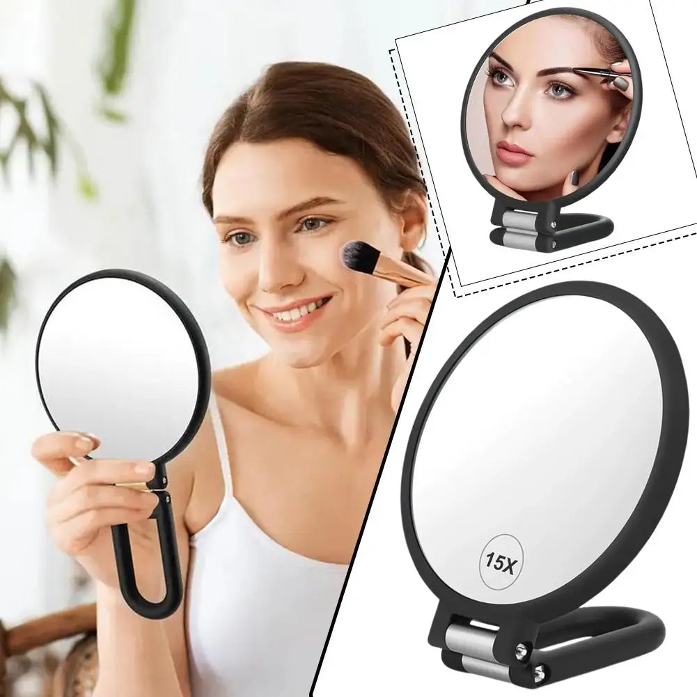Une femme tient un miroir de voyage à double face, montrant la réflexion complète et un gros plan.