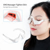 Eine Frau verwendet ein EMS-Massagedevice, um die Haut um ihre Augen zu straffen.